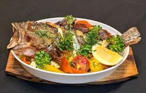 【今週のレシピ】シェフの家庭料理「カサゴと野菜のオーブン焼き」