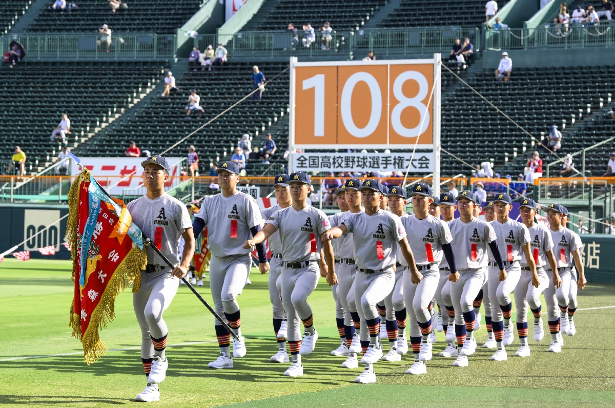 第１０８回全国高校野球選手権大会の開会式で、入場行進する青森山田ナイン＝甲子園球場