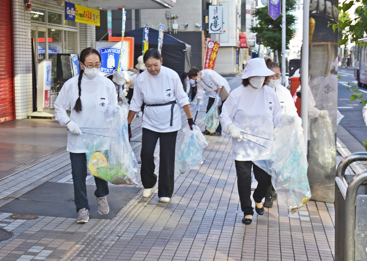 八戸市中心街でごみを拾い集めるメンバー