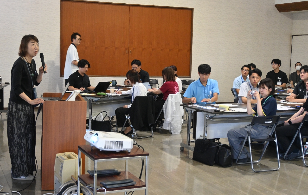 デジタル庁の河尻和佳子さん（左）の説明を聞く参加者＝５日、久慈市役所