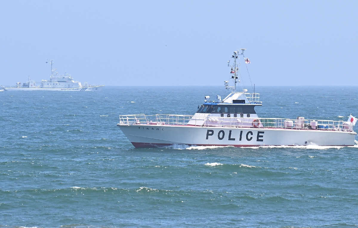 行方不明になっている高校生の捜索が続くおいらせ町一川目の海岸＝５日、おいらせ町