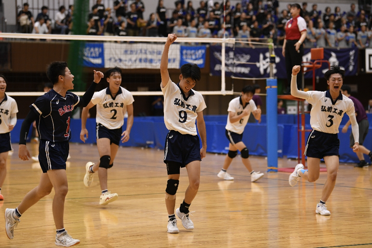 【バレーボール男子予選９組敗者復活戦・弘前工―高知】得点を決め喜ぶ弘前工メンバー＝京都市にっしんでんきアリーナ京都