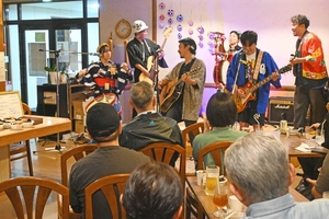 「準村民」まほろばローリング楽団がライブ 震災機に交流続く/野田