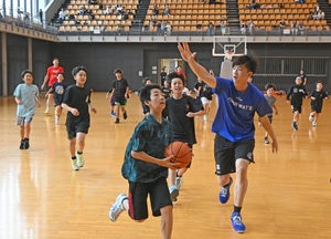 ３圏域の小学生、プロ選手とバスケ　久慈で交流体験教室