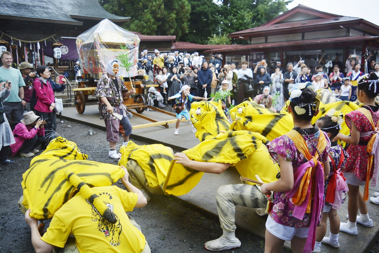龗神社で執り行われた出発式後、虎舞などの郷土芸能が神輿に舞を奉納した＝１日、八戸市