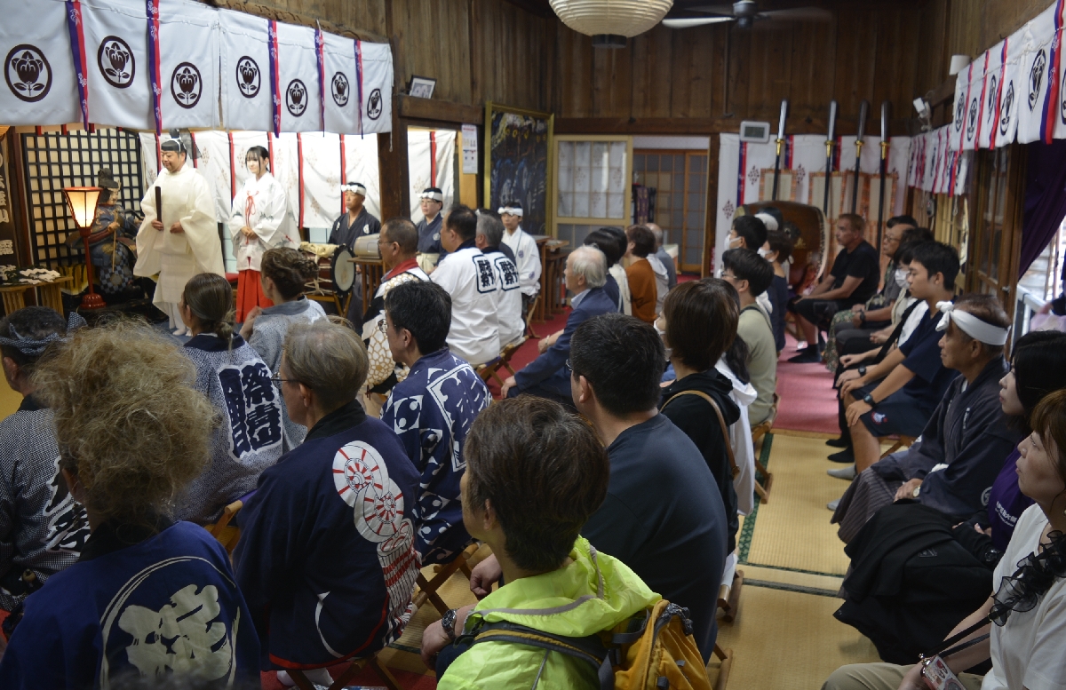 龗神社で執り行われた中日例祭。市民や観光客らの一般参列も多かった=2日、八戸市