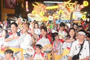 青森ねぶた、ハネト最高潮 最多23台が出陣
