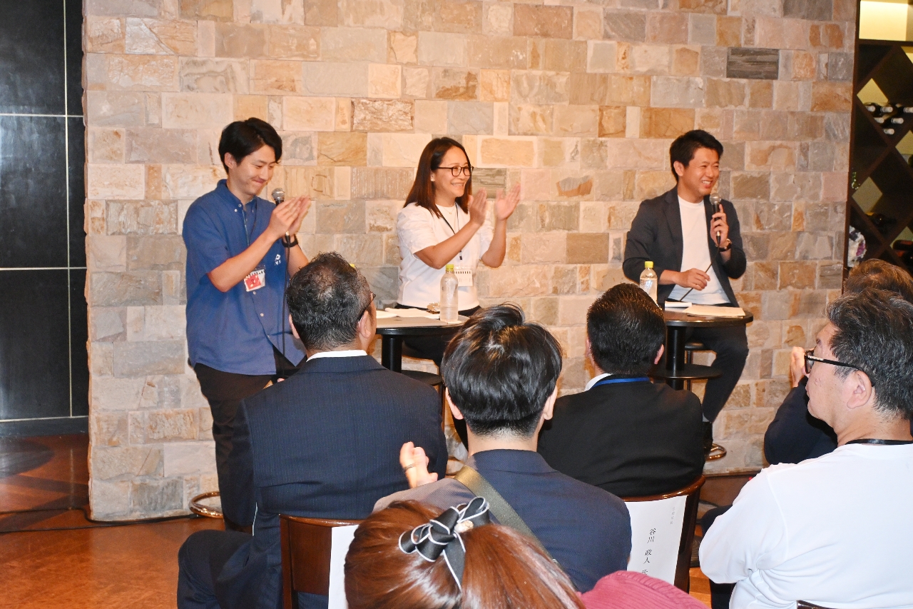 青森県内でのスタートアップや投資の魅力を紹介する宮下宗一郎知事(右)=5日、青森市