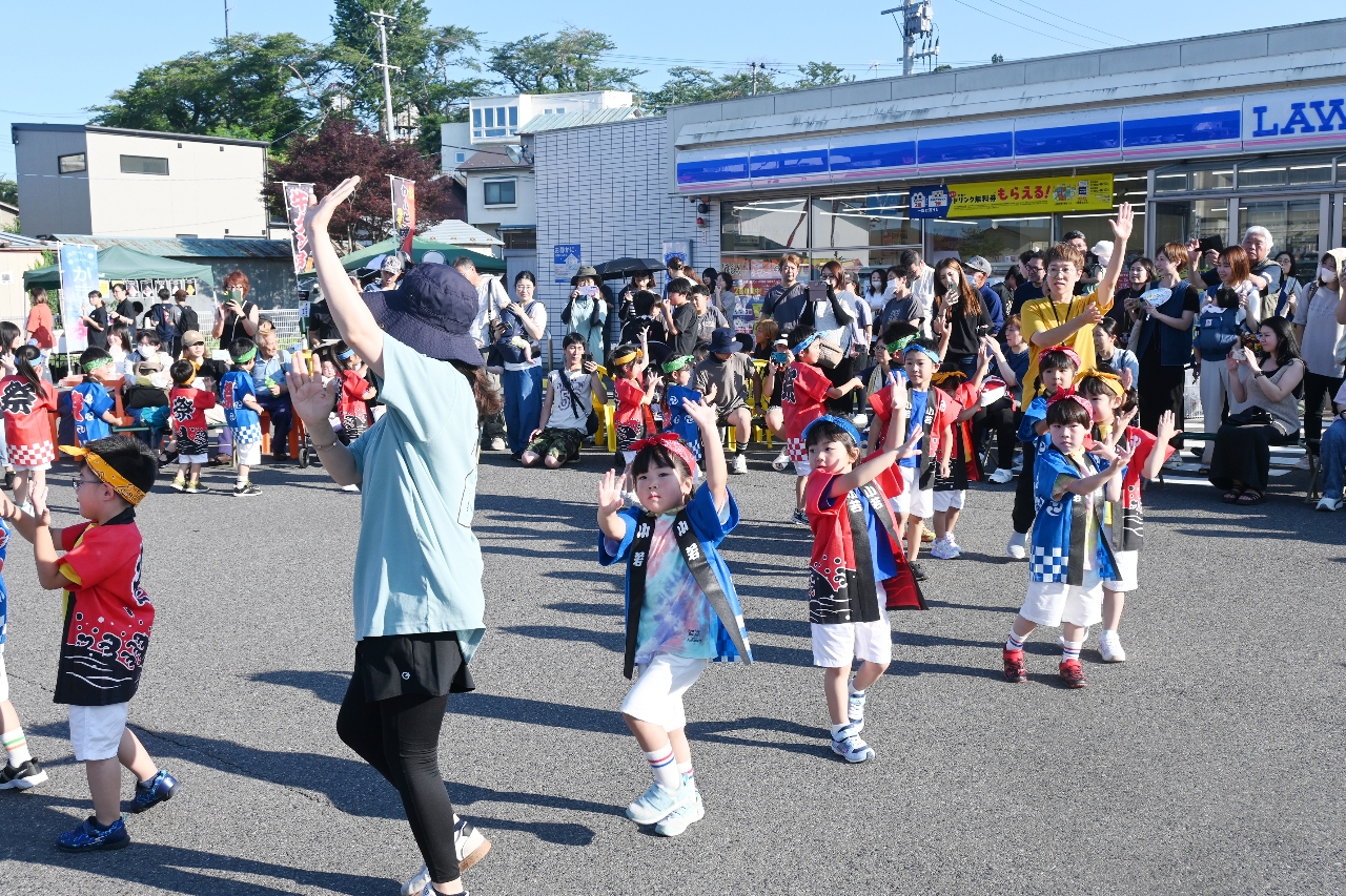 地元保育園児による輪踊りなども行われたヤマセあきんどまつり