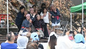【ミニグラフ】久慈でアマサンデー 美保純さんの「あまちゃん」トークショーも