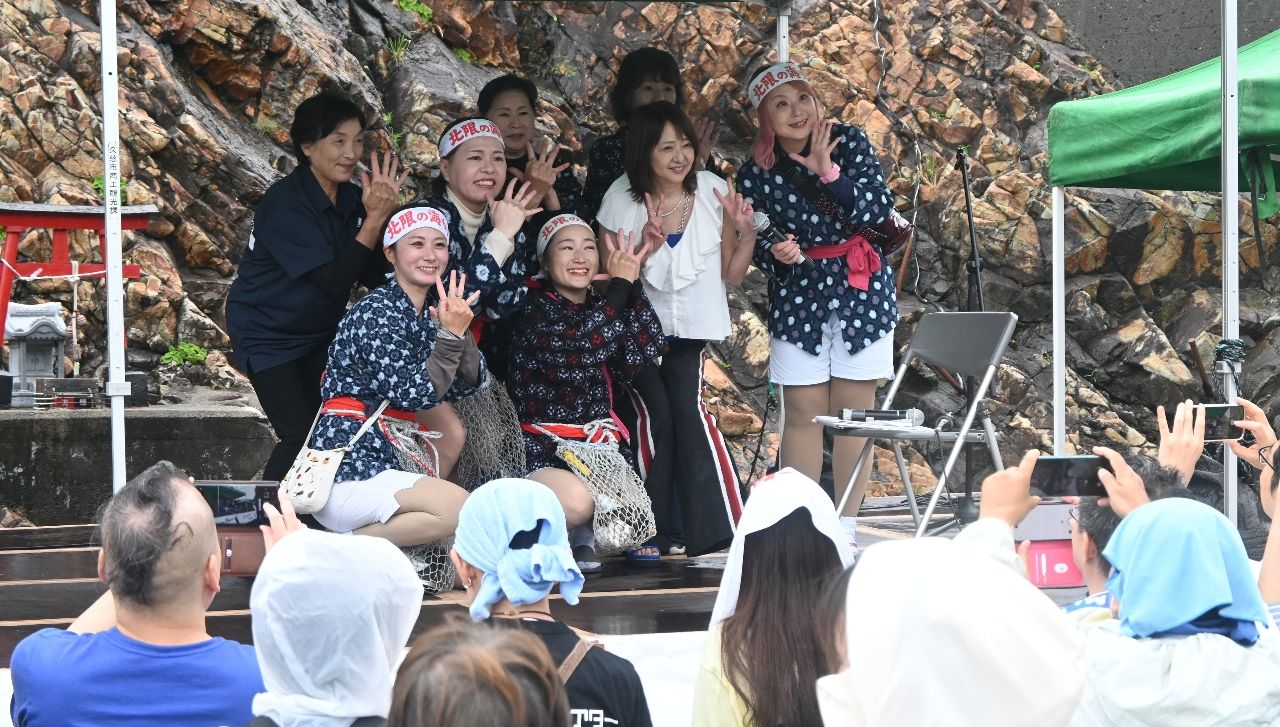 美保純さん(右から2人目)と地元海女とのトークショーも盛り上がった