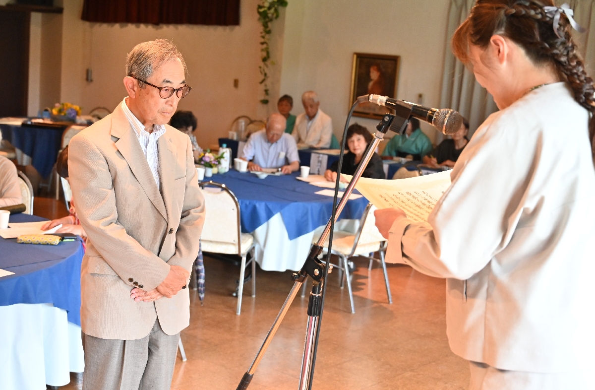 小瀬川喜井さんから選者賞を受ける千葉哲明さん(左)