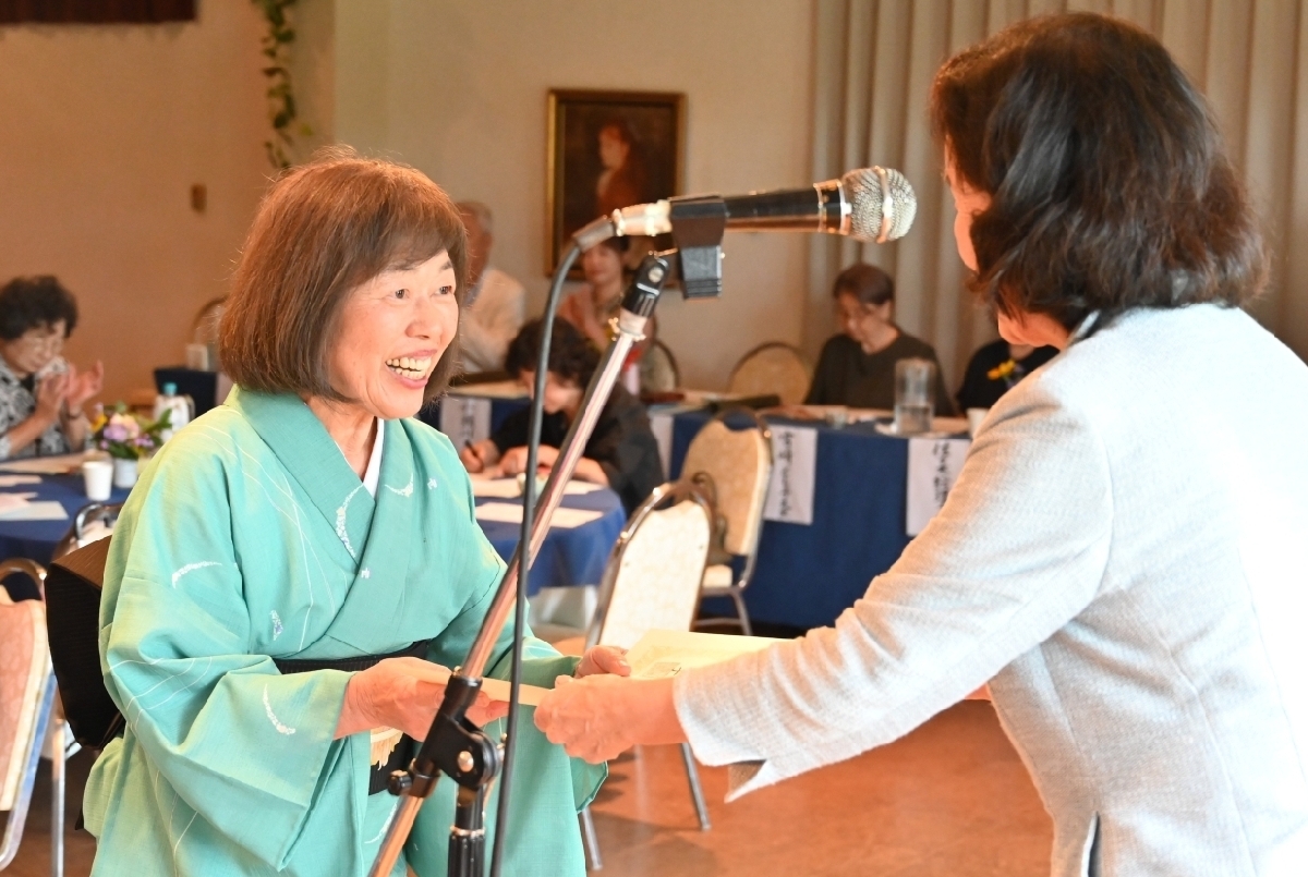 中里茉莉子さんの選者賞を受けた星野綾香さん（左）