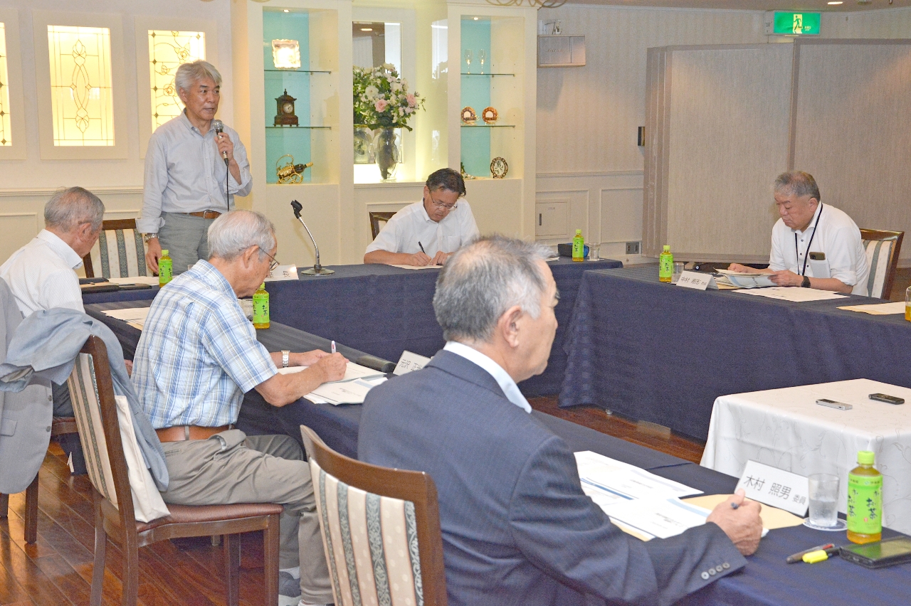 促進区域の設定に向けて議論に着手した八戸市再生可能エネルギー検討会議=6日、八戸グランドホテル