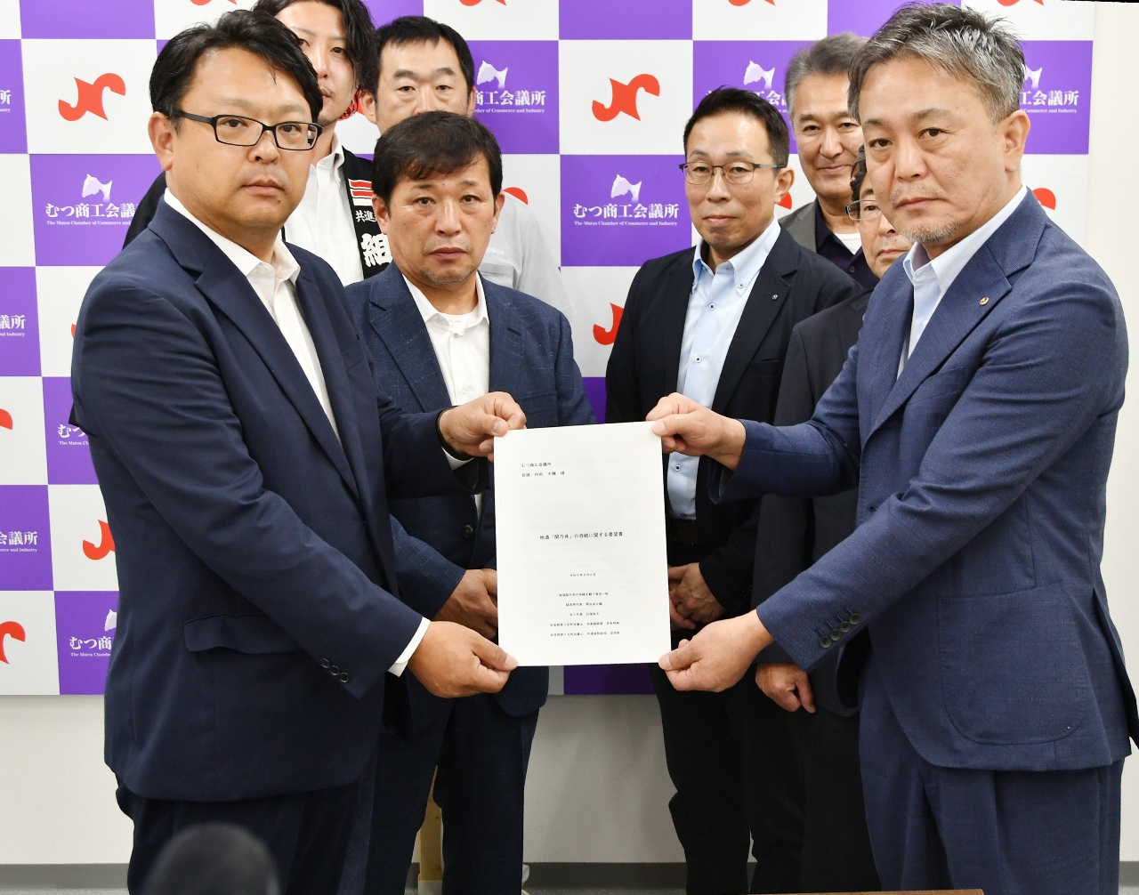 地酒「関乃井」の存続を求める要望書を内田大輔会頭（右）に手渡した熊谷圭之輔社長（左）ら有志＝６日、むつ商工会議所