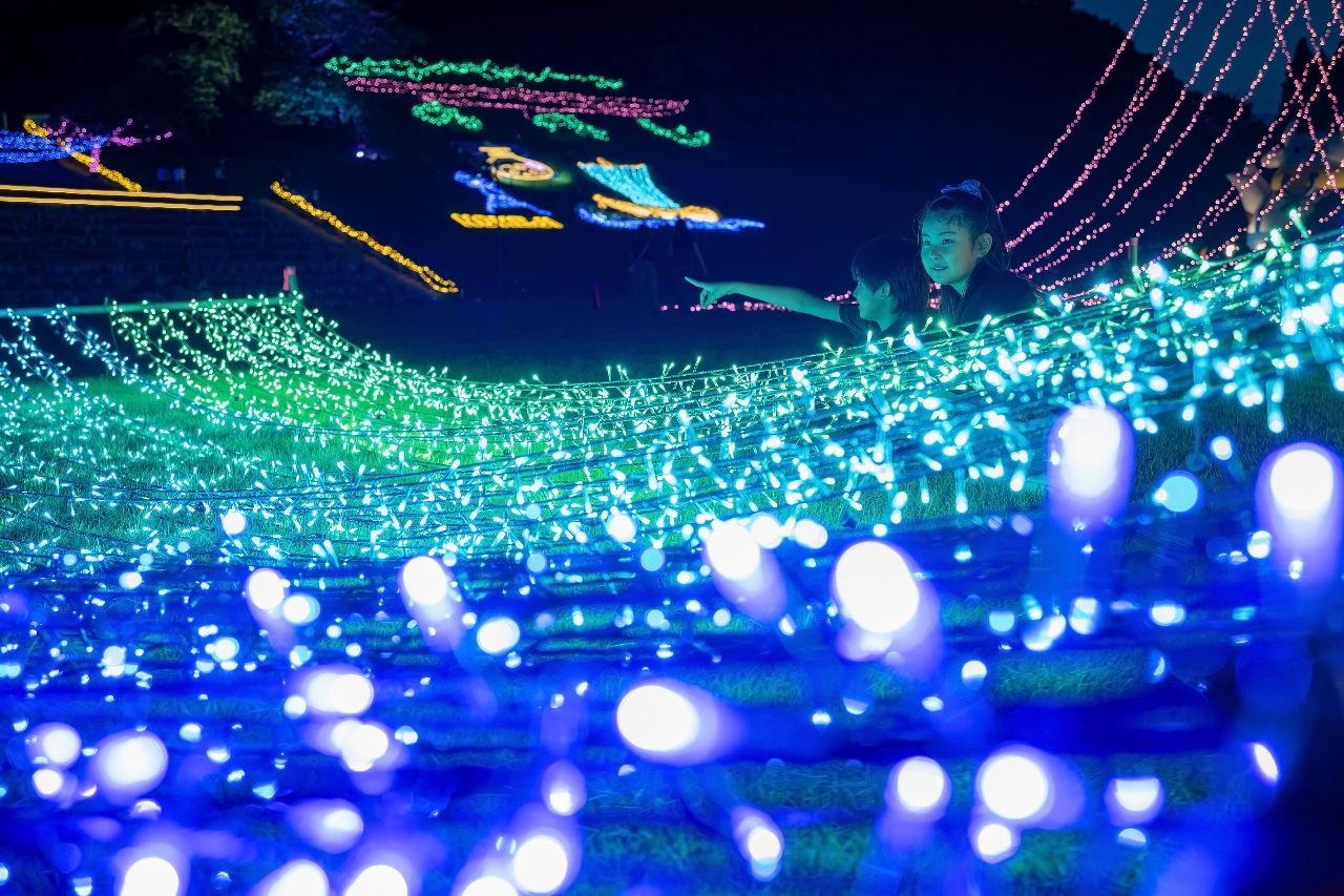 夏夜の愛宕公園を照らすイルミネーション=7日午後7時15分ごろ、野辺地町