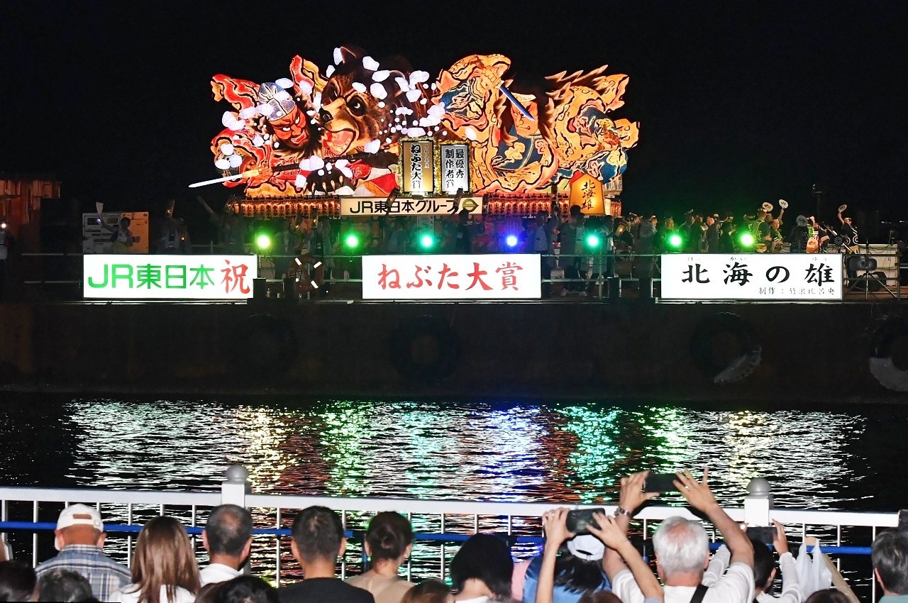 海上運行で観客を魅了するねぶた大賞の「北海の雄」＝７日、青森市