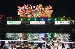 海上の武者人形、花火と競演 「青森ねぶた祭」が閉幕
