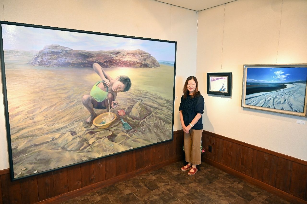 Ｐ１２０号の大きな作品も並ぶ新戸部ひろみさんの油彩画展