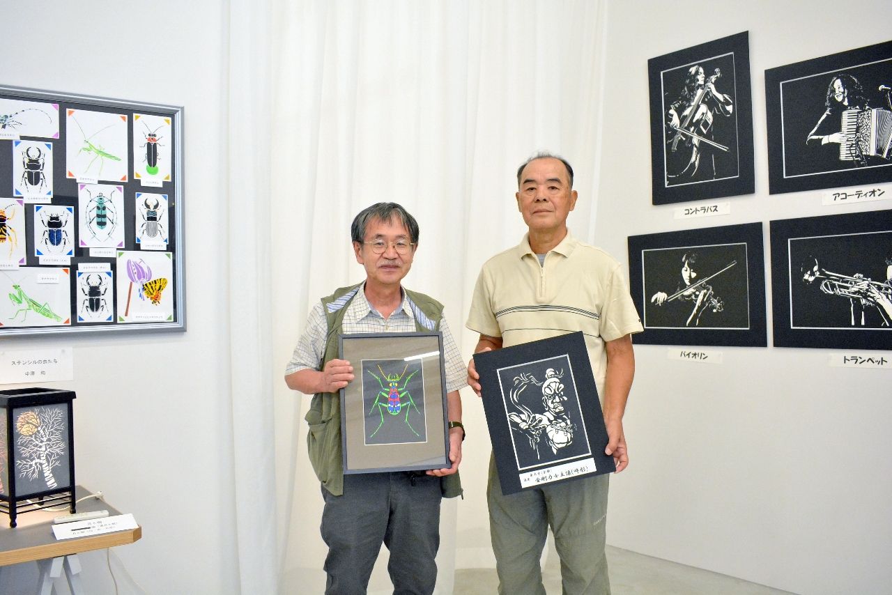作品展を開催している中澤均さん(左)と力石久夫さん