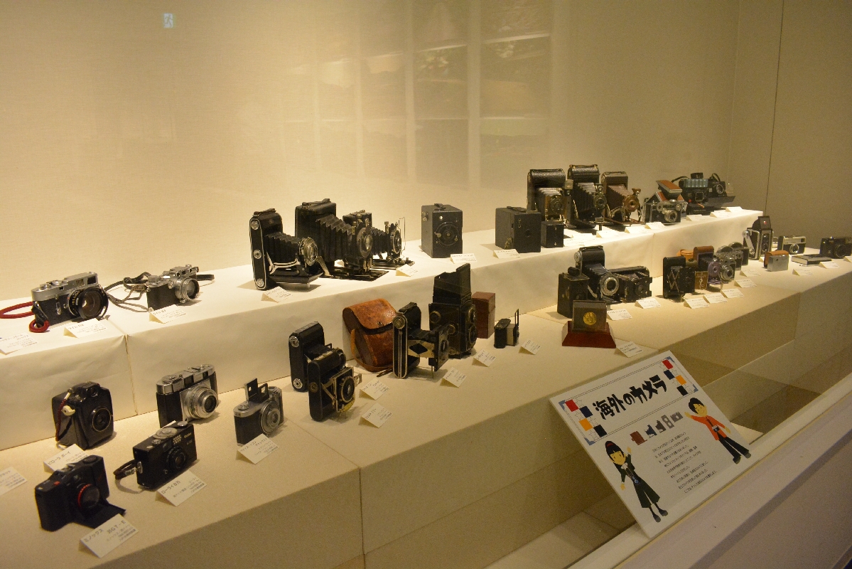 カメラ業界をけん引したアメリカ・ドイツの製品（１９１０～５０年代）も展示している