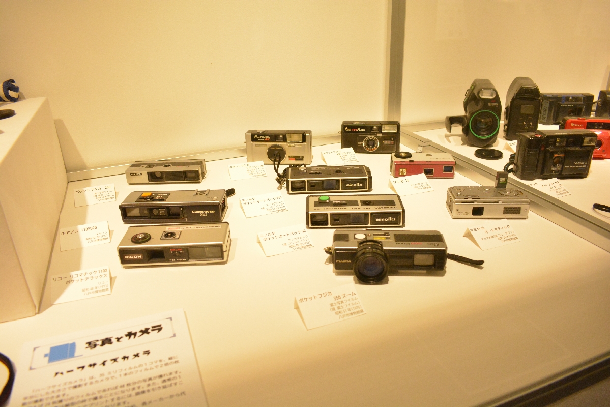 １９７０～８０年代には日本製カメラのピント調整などのオート化が進み、使いやすさから一般家庭にも普及。手軽に持ち運べるコンパクトサイズの物も人気を集めた