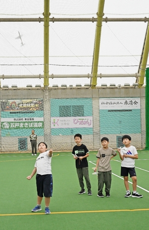 五戸ドームで紙飛行機大会　小中学生が滞空時間を競う