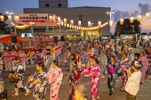 仲良く踊ろう、輪になって　八戸で納涼盆踊り大会
