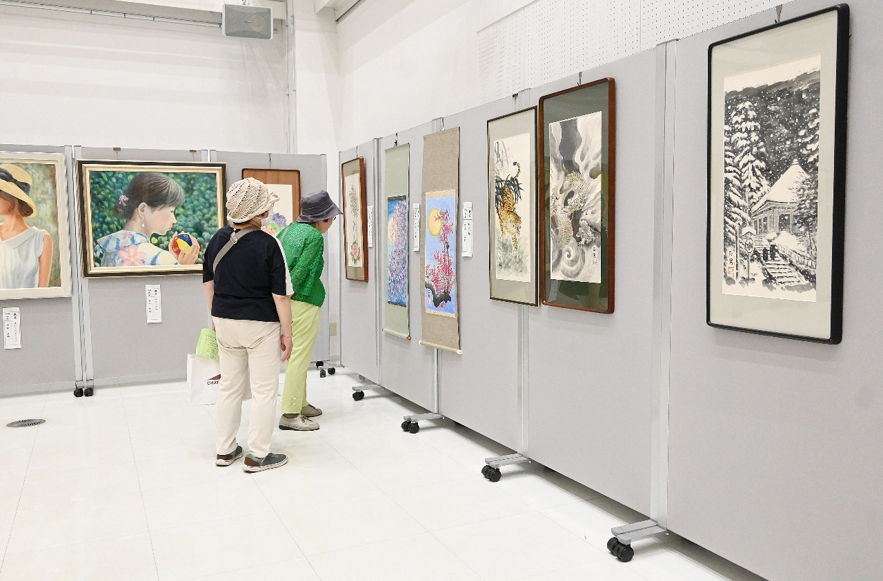 額や掛け軸など展示方法にも会員の個性が光る