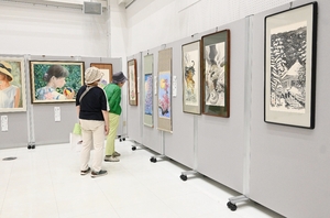 筆使いに個性、好きな題材思い思いに 鷗盟大絵画クラブ作品展/八戸