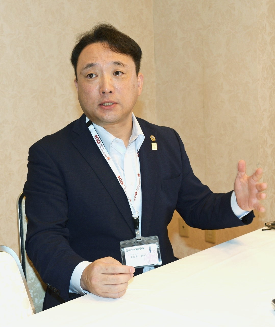 計画について説明する田名部智之社長＝７日、八戸市