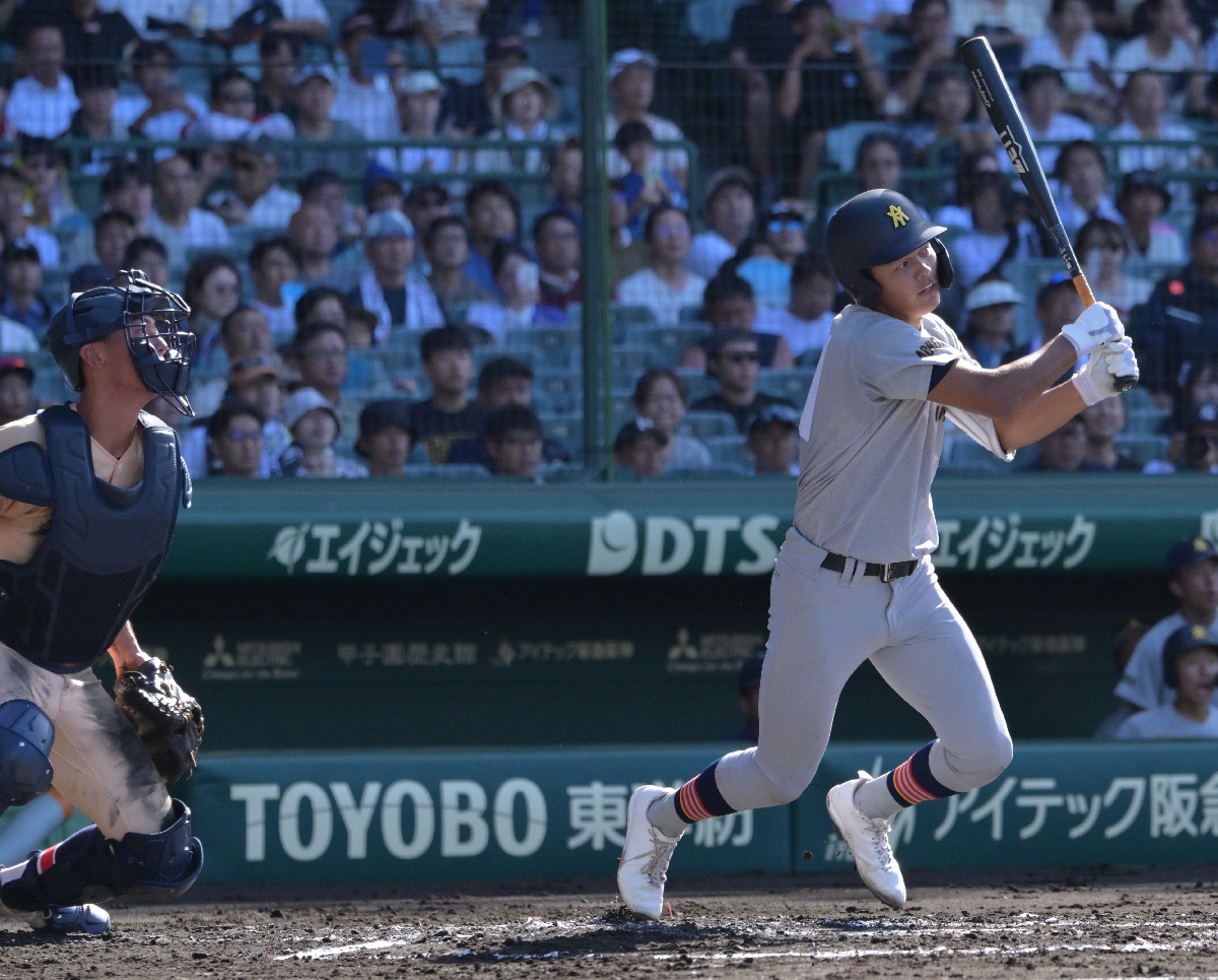 【遊学館―青森山田】初回青森山田2死二、三塁、藤川哲が中前打を放ち、2点を先制=甲子園
