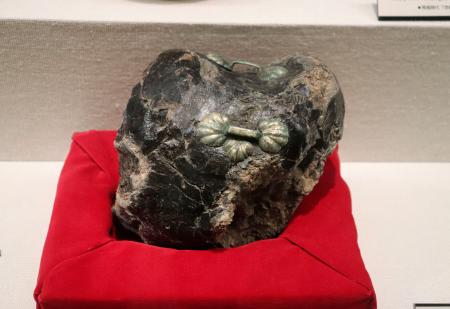 　墳墓から発見された漆塗りの革袋