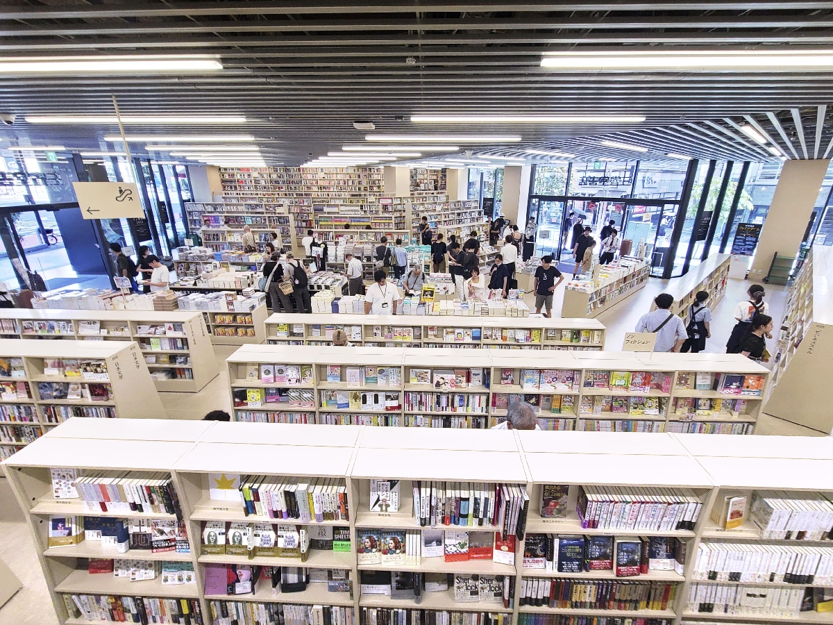 　本棚を回遊したくなる三省堂書店神田神保町本店＝東京都千代田区