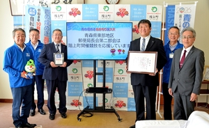 国スポ・自転車競技の中継に役立てて 郵便局長会八戸第二部会、階上町実行委に液晶ディスプレイ寄贈