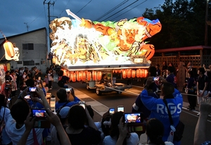 下北の夏夜、華やかに彩る　むつで大湊ネブタ開幕