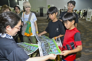 【ヴァンラーレ-富山】勝利の喜び、持ち帰って 本紙現地速報を配布