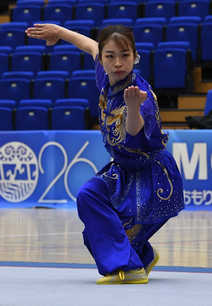 【武術太極拳・成年女子自選長拳の部】迫力の演武で優勝を飾った小田桐咲＝三沢市国際交流スポーツセンター