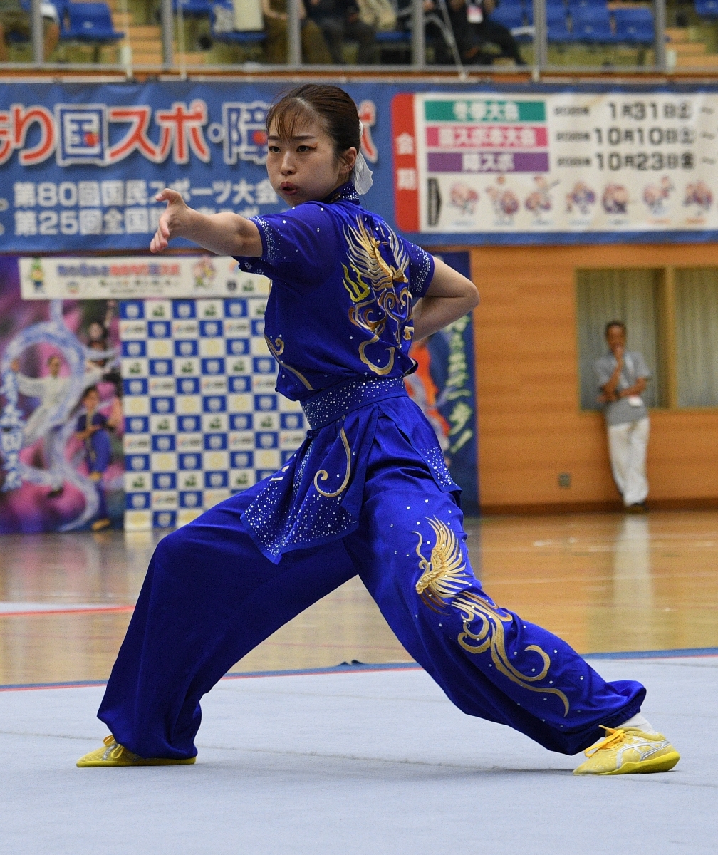 【武術太極拳・成年女子自選長拳の部】迫力の演武で優勝を飾った小田桐咲＝三沢市国際交流スポーツセンター