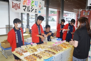 三沢商高生考案「おおとりマルシェ」　三沢駅利用促進へ、食品類の需要を調査