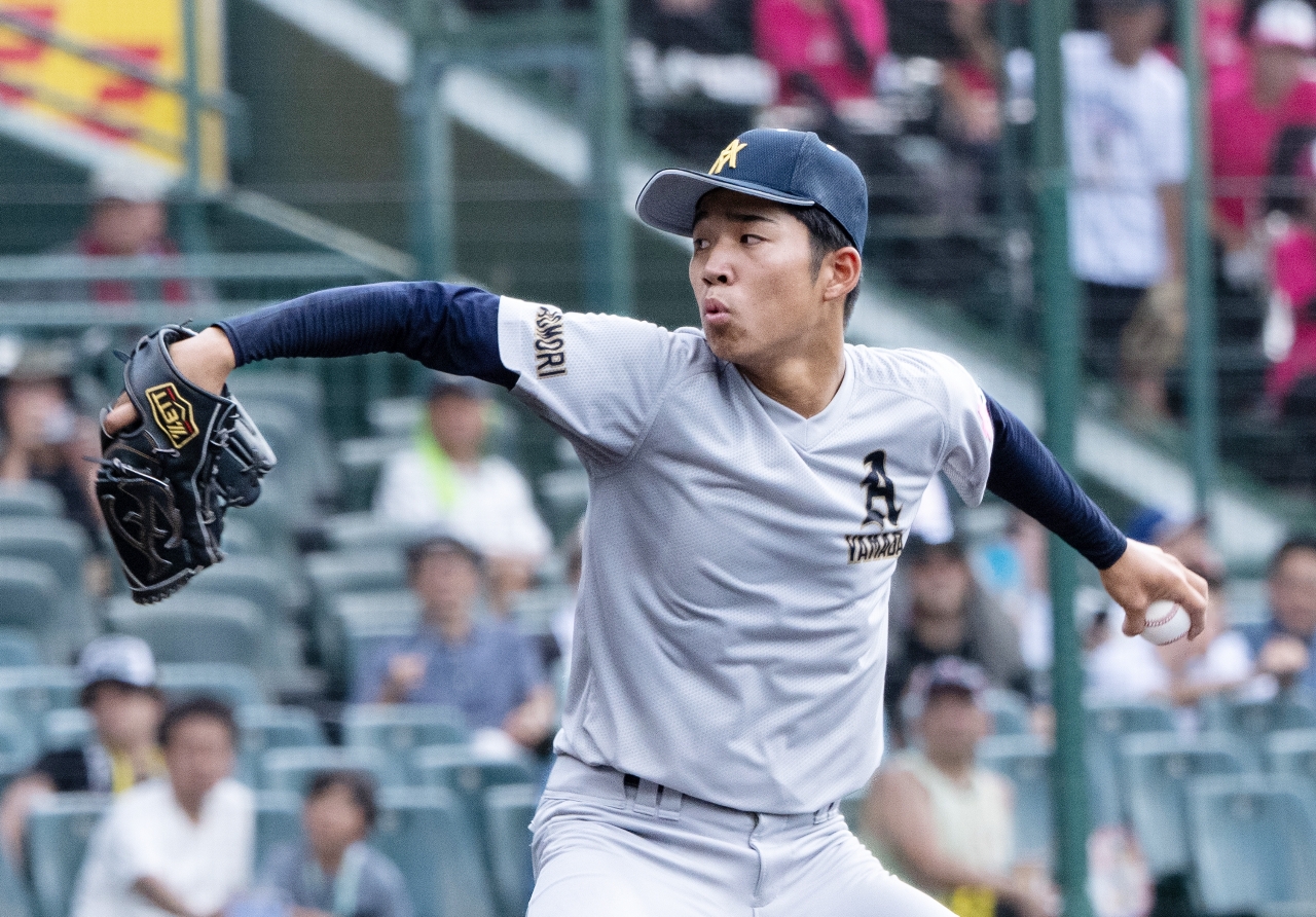 【１回戦・遊学館―青森山田】７回途中から登板し、３安打無失点に抑えた青森山田の川久保昂直＝阪神甲子園球場
