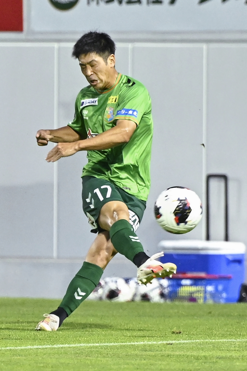 【ヴァンラーレ八戸―カターレ富山】前半６分、八戸は佐藤祐太がシュートを決め１－０とする＝八戸市プライフーズスタジアム