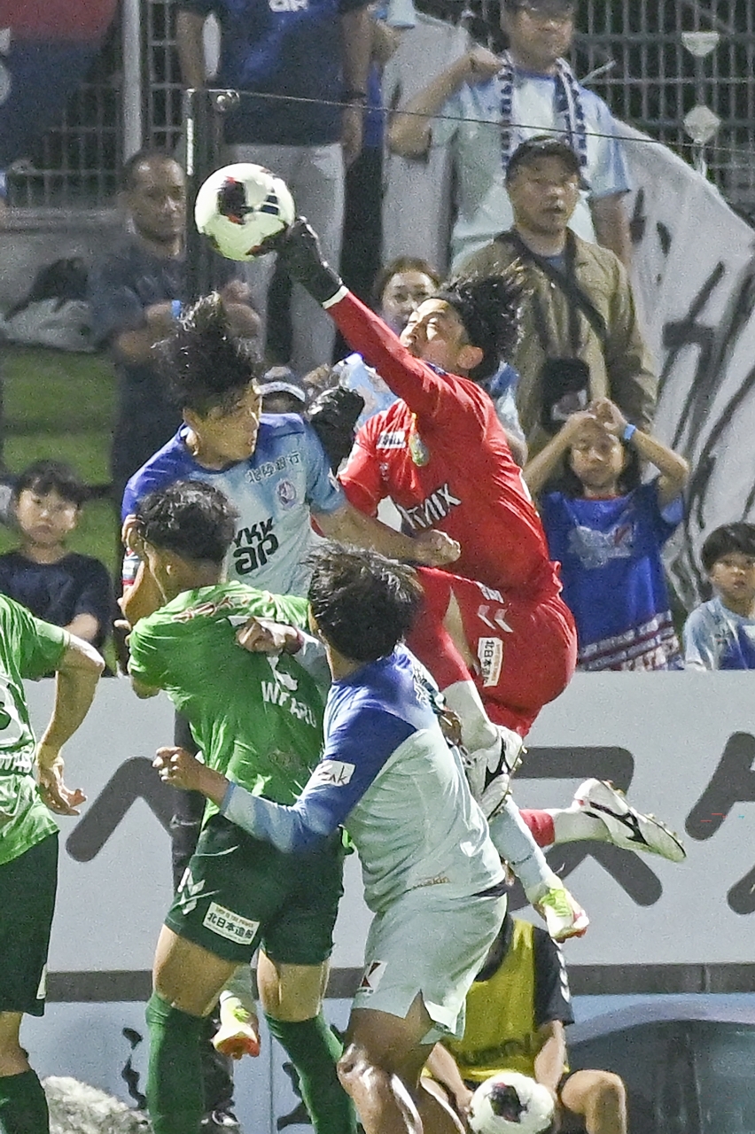 後半、相手のヘディングを阻止する谷口裕介（ユニホーム赤）