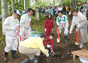 先人が育てた緑、引き継ぎ誓う　久慈で「いわての森林の感謝祭」