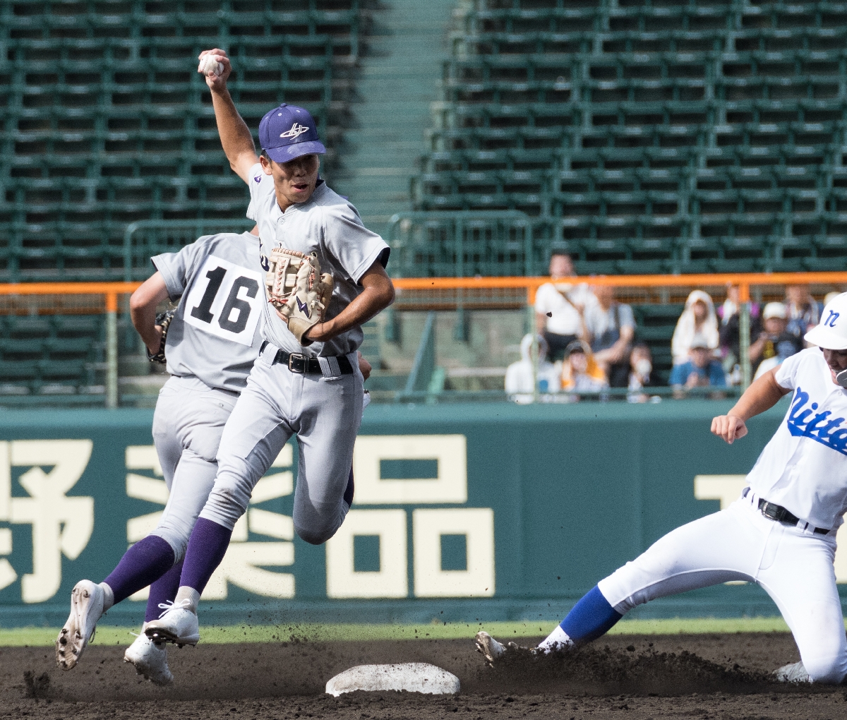 【1回戦・花巻東―新田】3回新田2死満塁、花巻東の粒来琉雲(左手前)が二ゴロを捕球、二塁を踏んで封殺とする=阪神甲子園球場