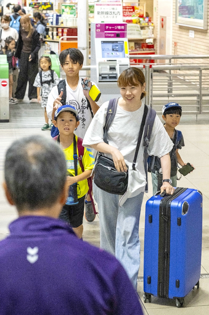 帰省ラッシュを迎えた八戸駅。新幹線が到着するたび、久々の再会を喜ぶ人の笑顔があふれた＝９日、八戸市（岸山浩之撮影）