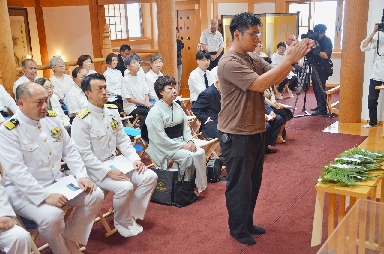 「稲木」の戦没者慰霊祭に初めて参列した田尻敬彦さん（右）。乗組員だった曽祖父に代わって冥福を祈った＝９日、八戸市の蕪嶋神社