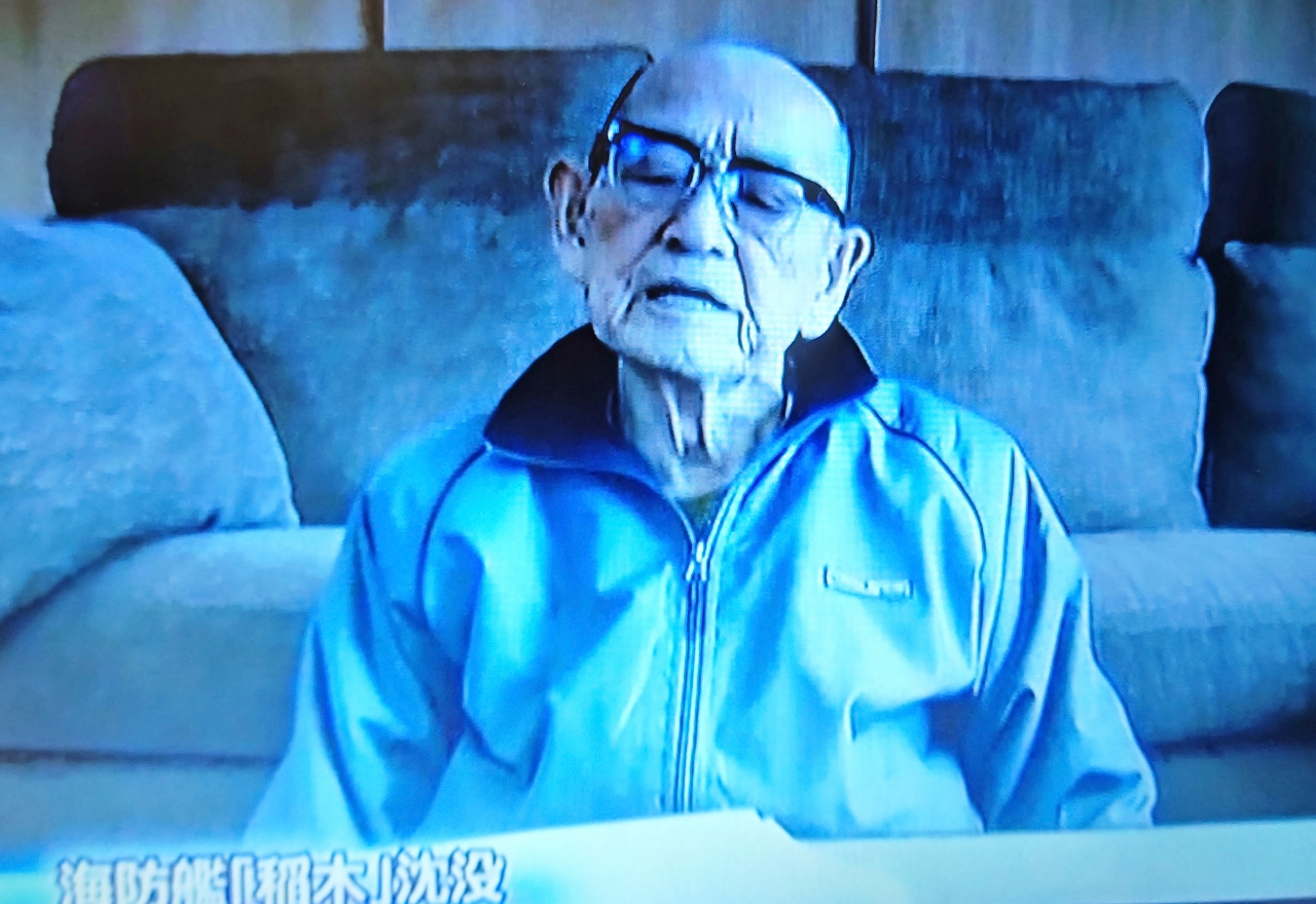 「稲木」沈没当時の様子を語る杉浦専治さん。家族が生前、インタビュー映像を残していた=2017年