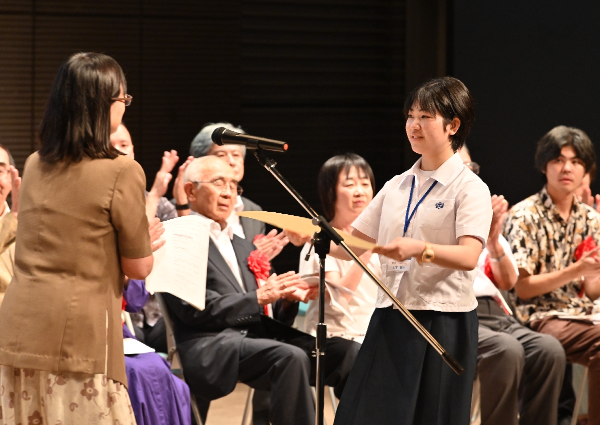 八戸西高の大澤優奈さんは「三・一一（さんいちいち）のままで見つかる　透明なコップのかけら　ひかりを宿す」の作品で先鋭的な作風が評価され、石川啄木賞を受けた