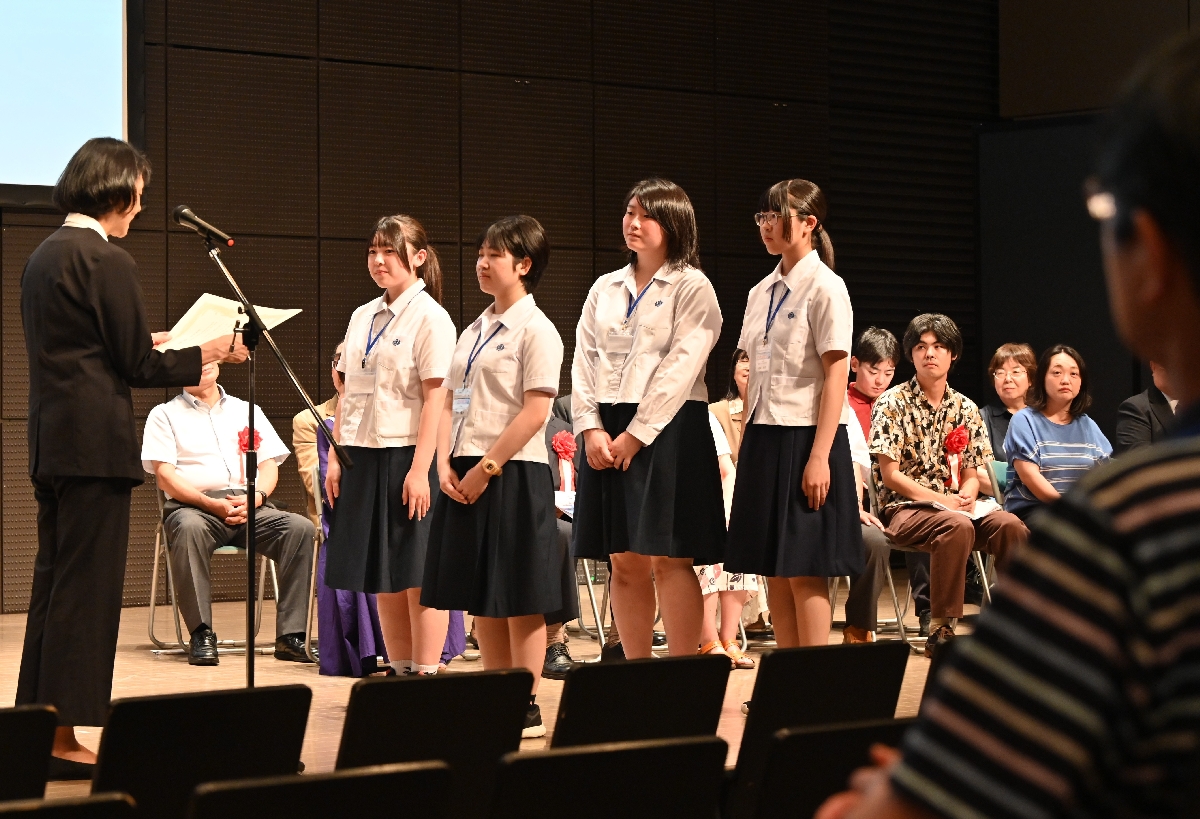 団体戦準優勝の表彰を受ける八戸西高のメンバー